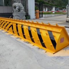 翻板式路障机